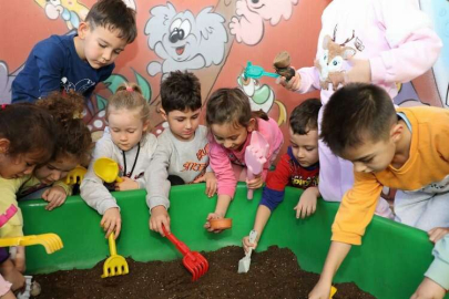 Mudanya'da çocuklar toprak havuzda arkeolojik kazı yaptı