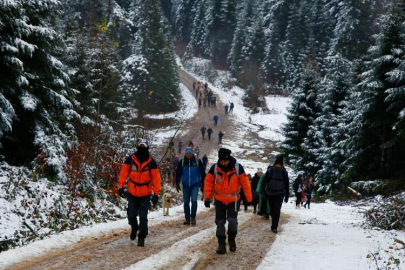 Sakarya'da doğaseverler karlar arasında yürüdü